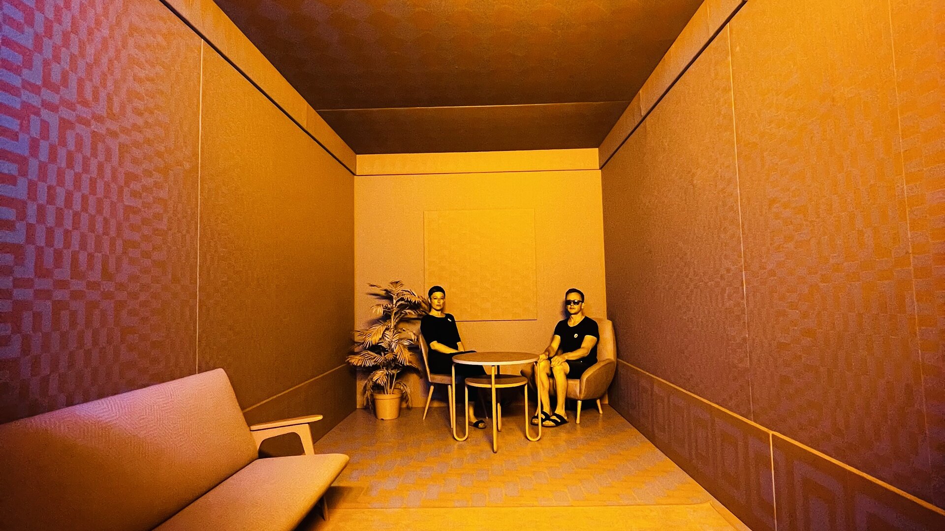 sags-Team in einem Workshopraum mit orangem Licht.