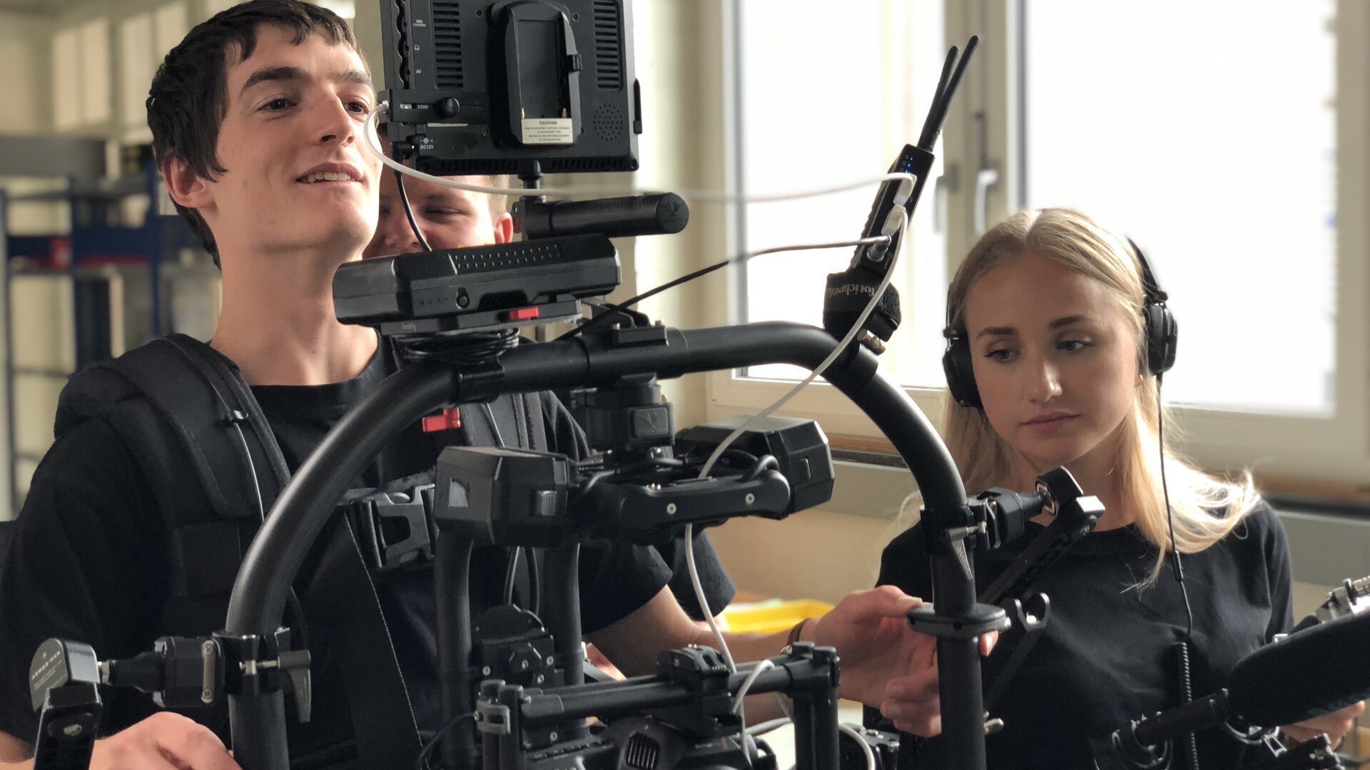sags-Teammitglied arbeitet an einer professionellen Kamera.