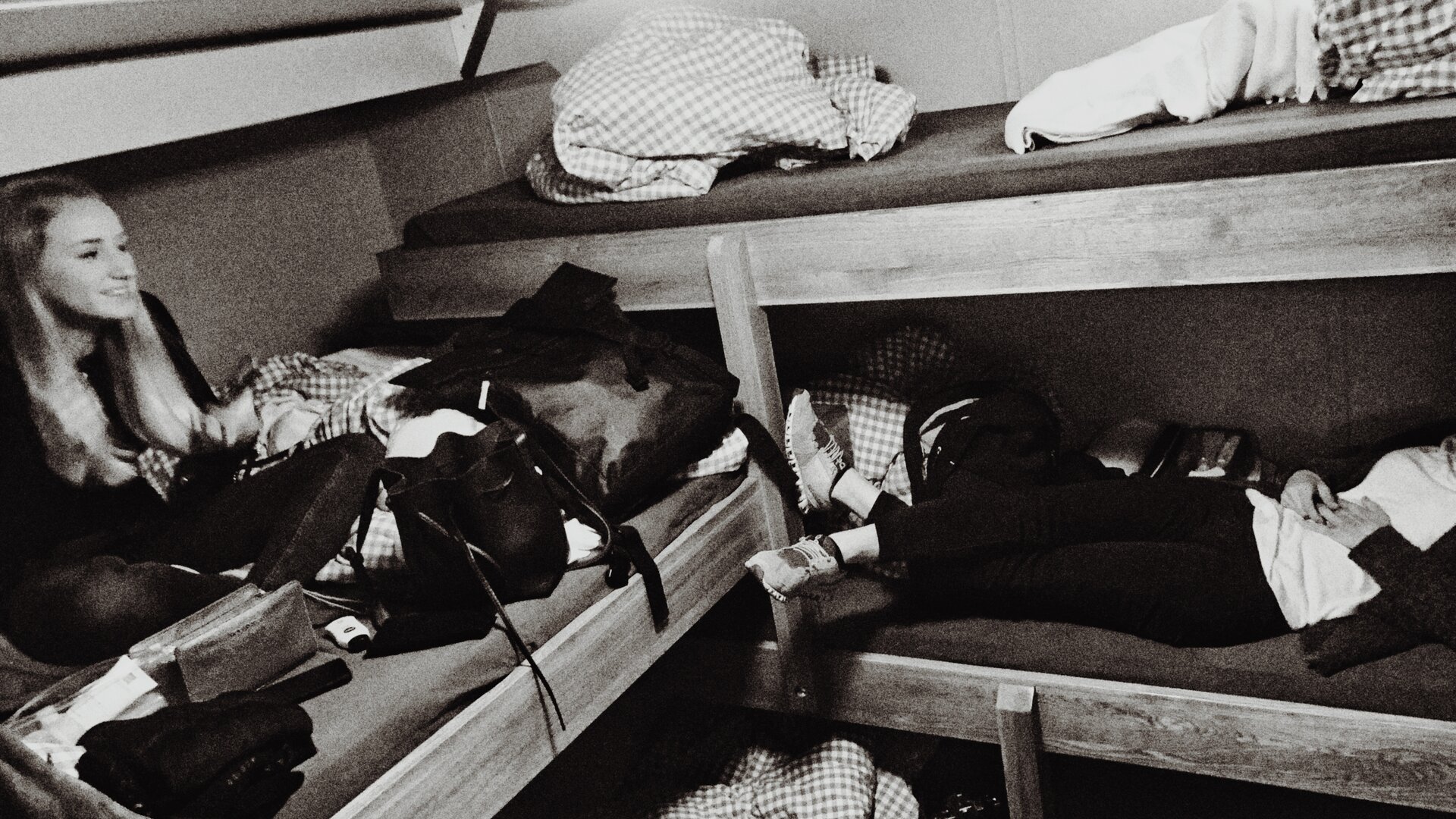 sags-Team in einer Berghütte beim Übernachten.