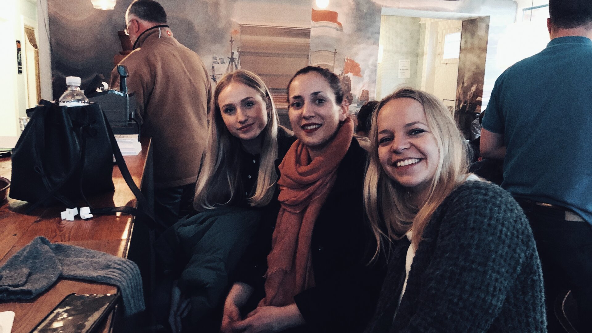 sags-Teamfoto bei einem Café-Besuch.