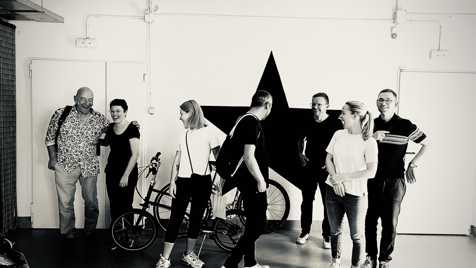 Gruppenfoto vom sags-Team in Innenraum.