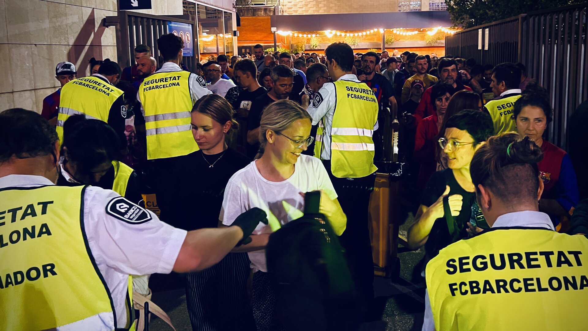 sags-Team beim Eintritt ins Fussballstadion mit Sicherheitscheck.