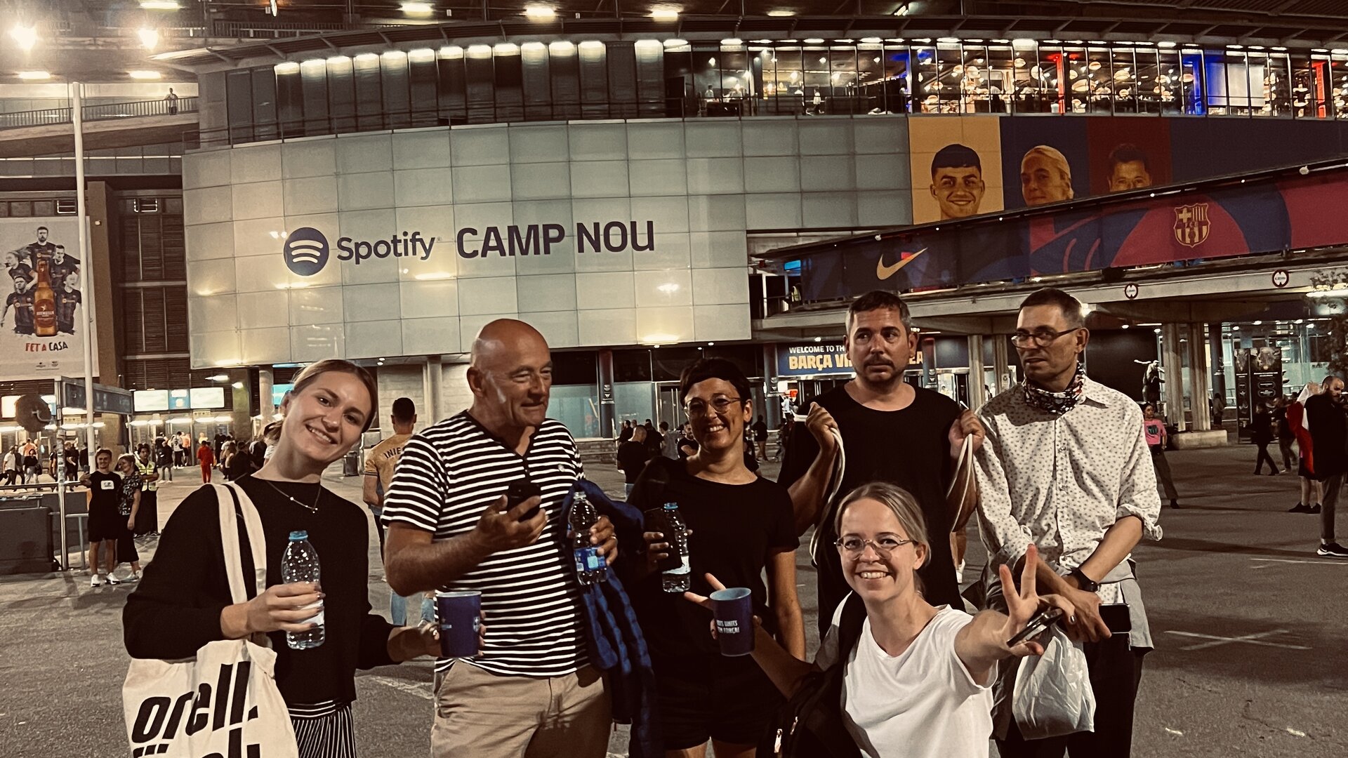sags-Team vor dem Eingang des Camp Nou Stadions in Barcelona.