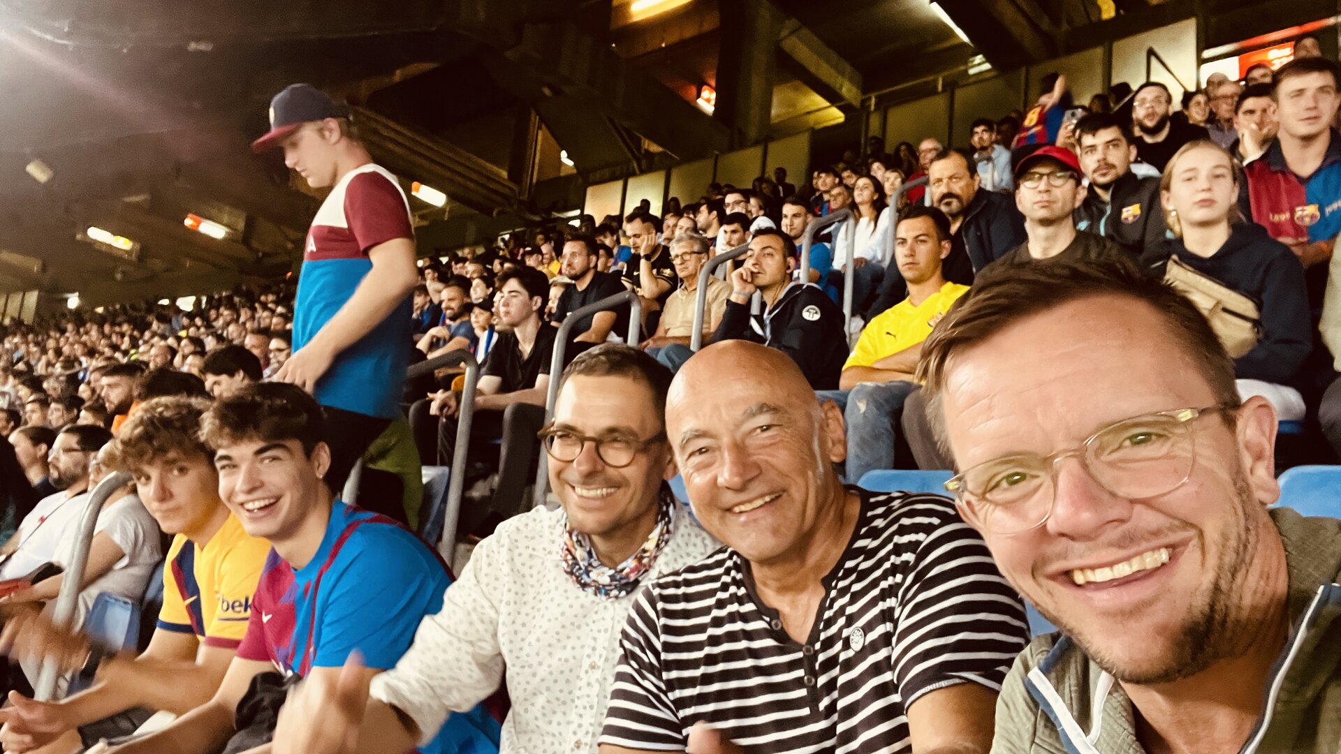 Selfie von sags-Teammitgliedern im Fussballstadion.