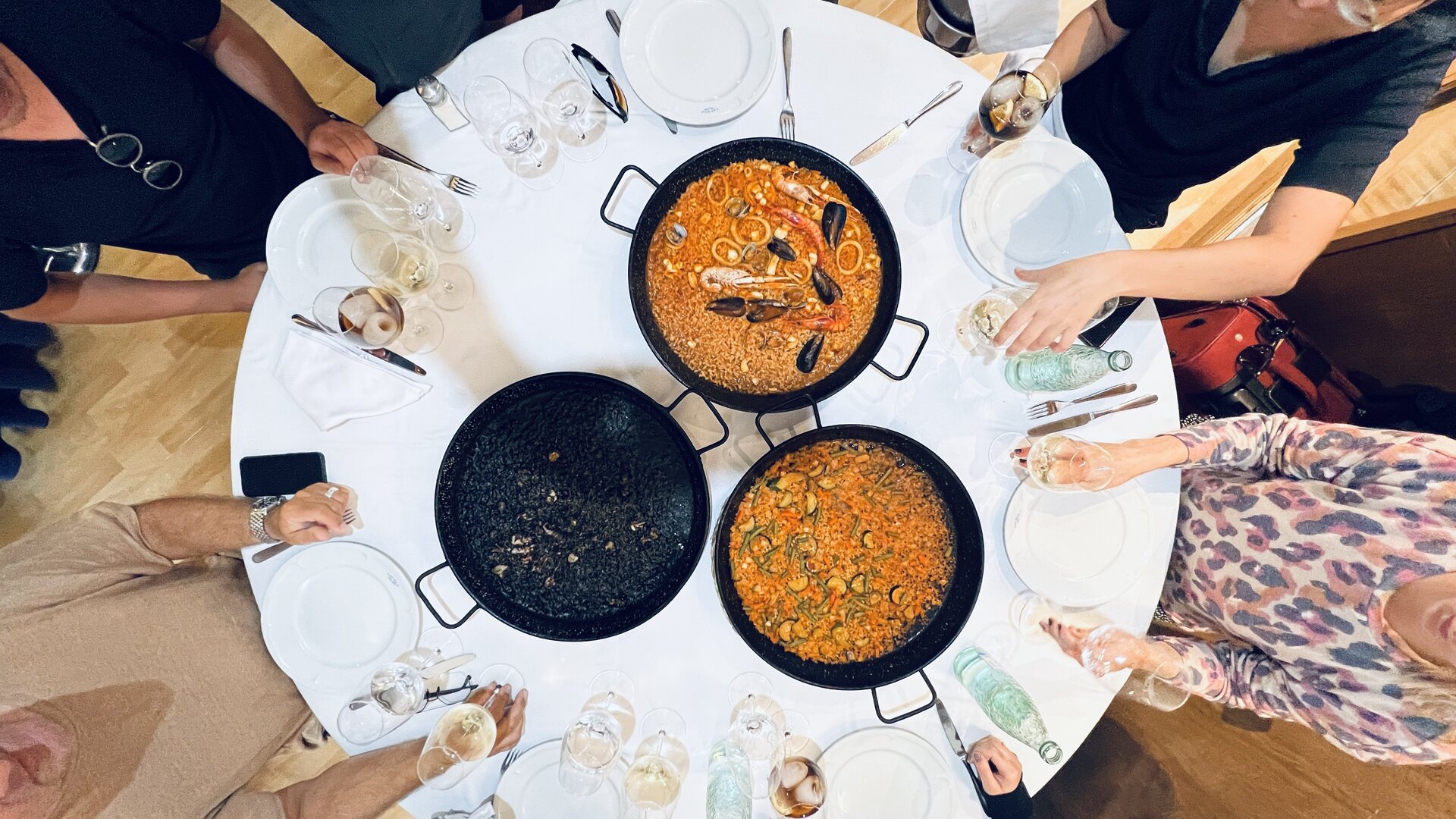 Teamessen von sags mit Paella in geselliger Runde.