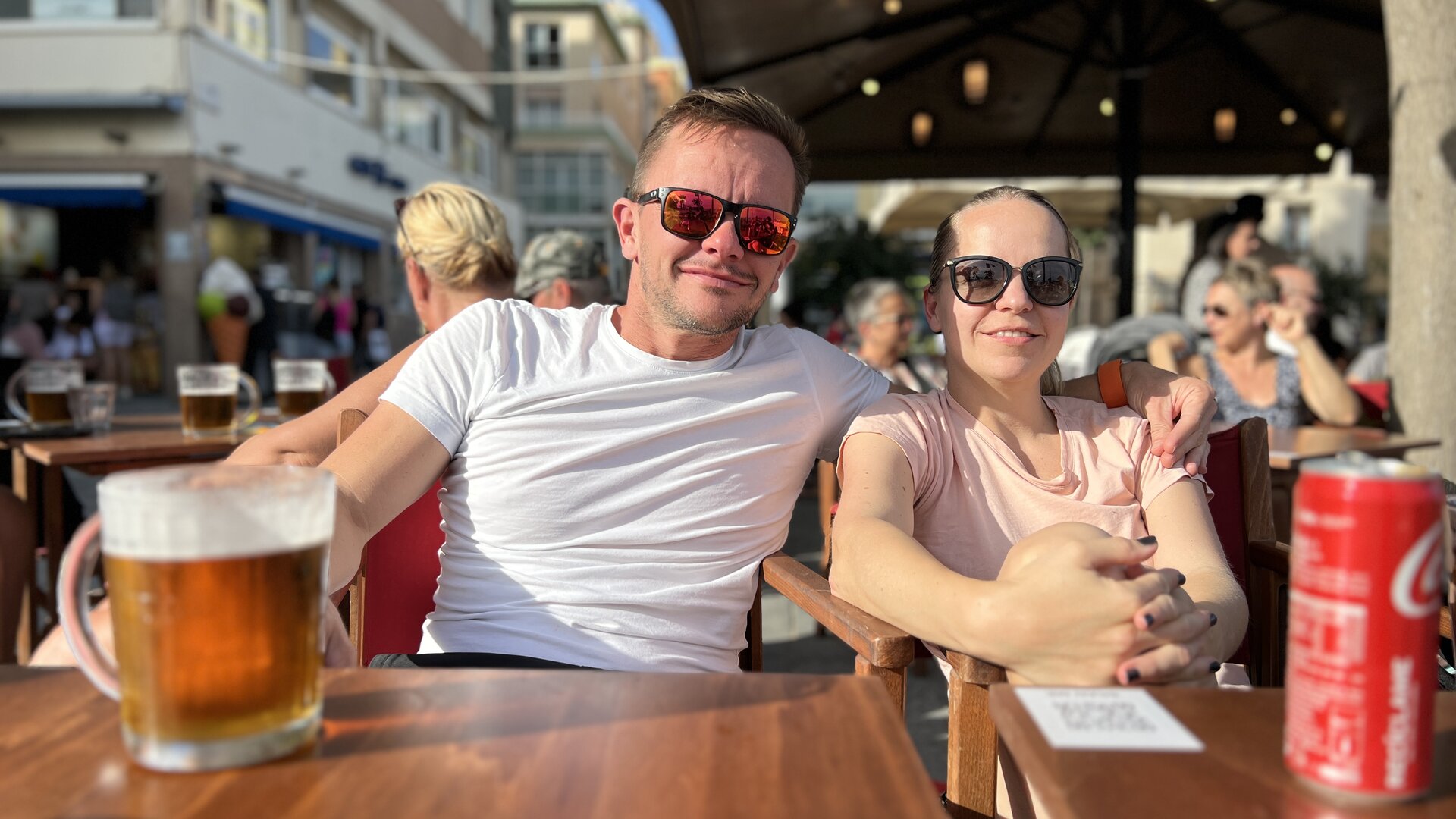 sags-Teamfoto in einem Café mit Getränken.