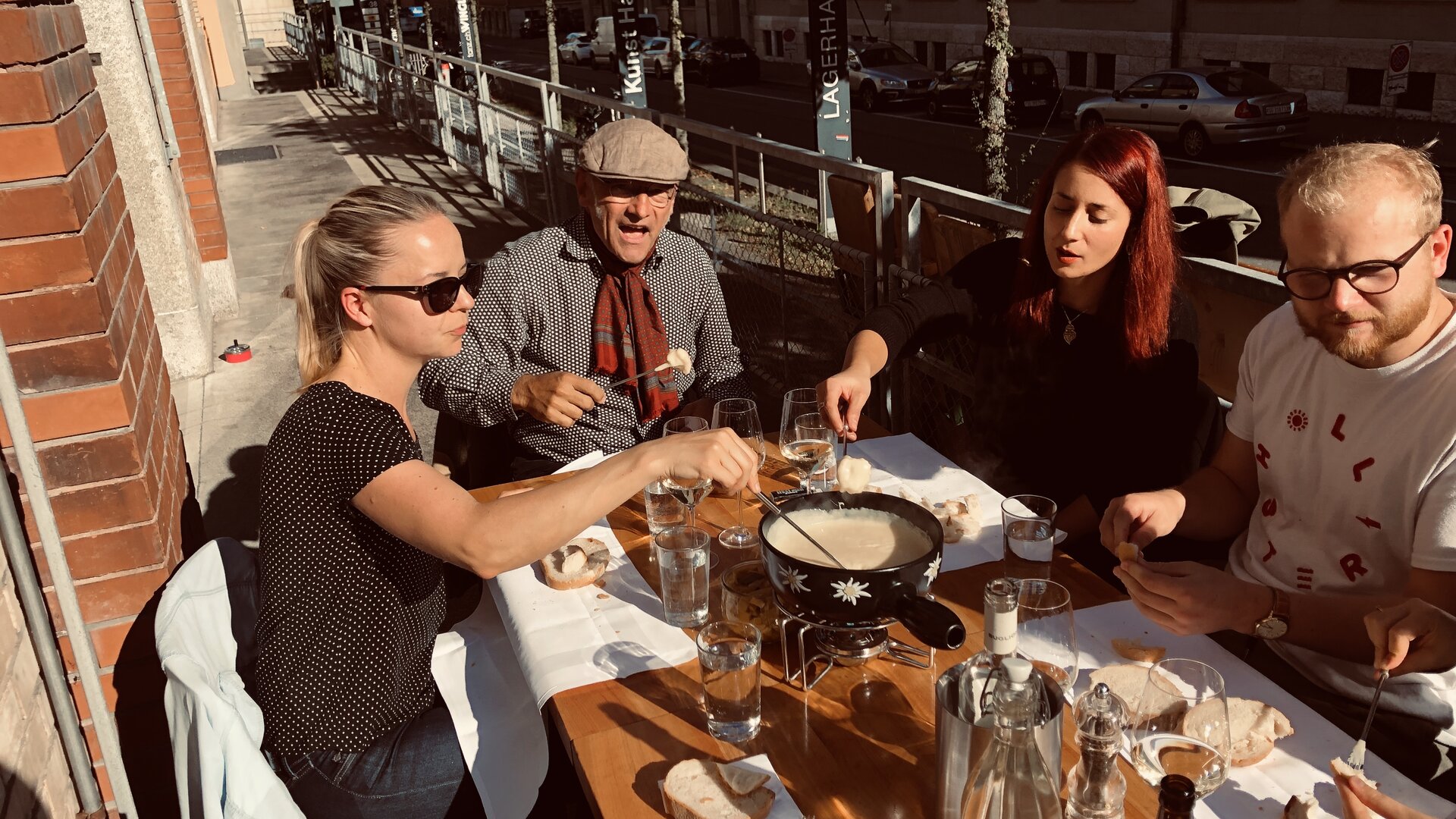 sags-Team bei einem Mittagessen im Freien.