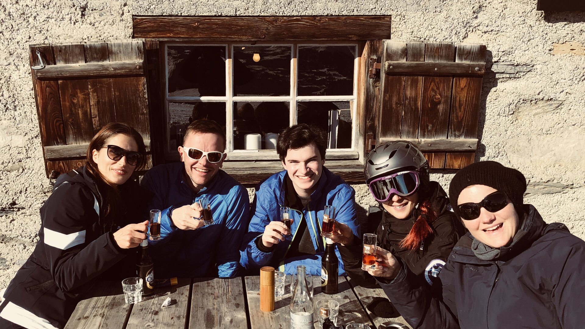sags-Team bei einem gemeinsamen Skitag vor einer Hütte.