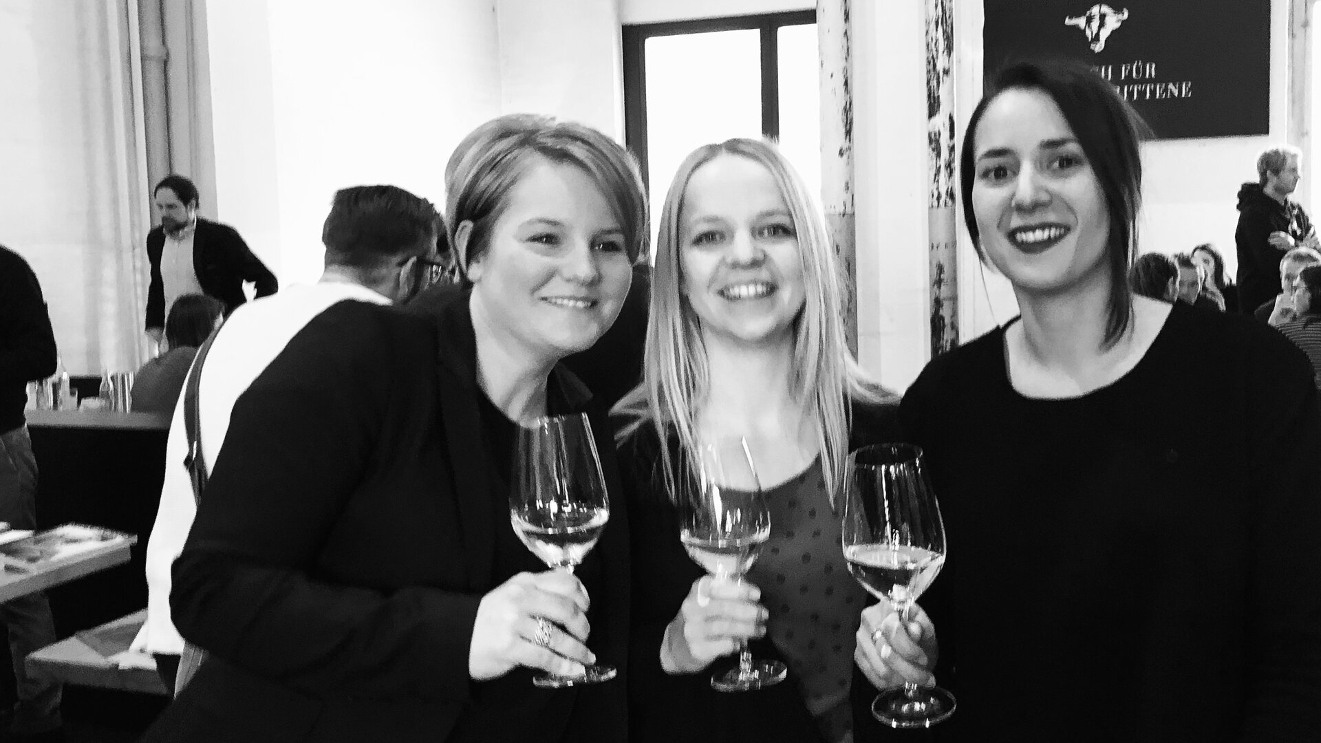 sags-Teamfoto bei einer Weinprobe.