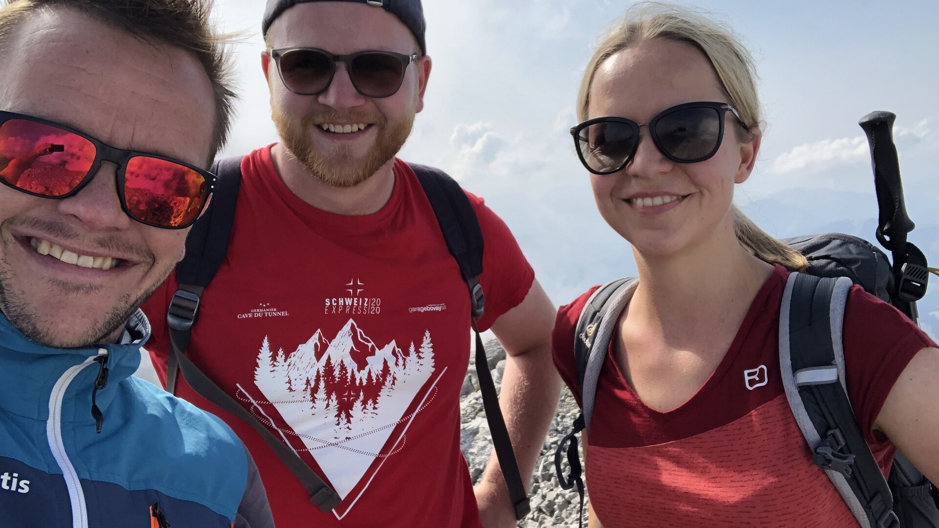 Selfie von zwei sags-Teammitgliedern bei einer Wanderung.