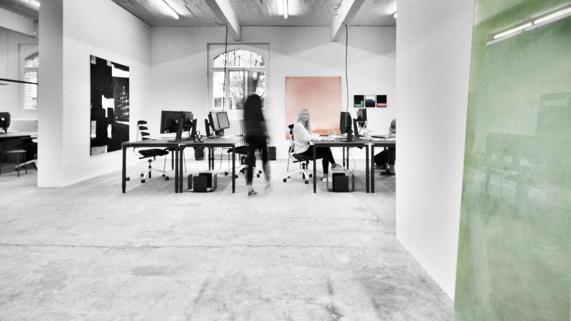 sags-Büro mit Mitarbeitenden an den Arbeitsplätzen.