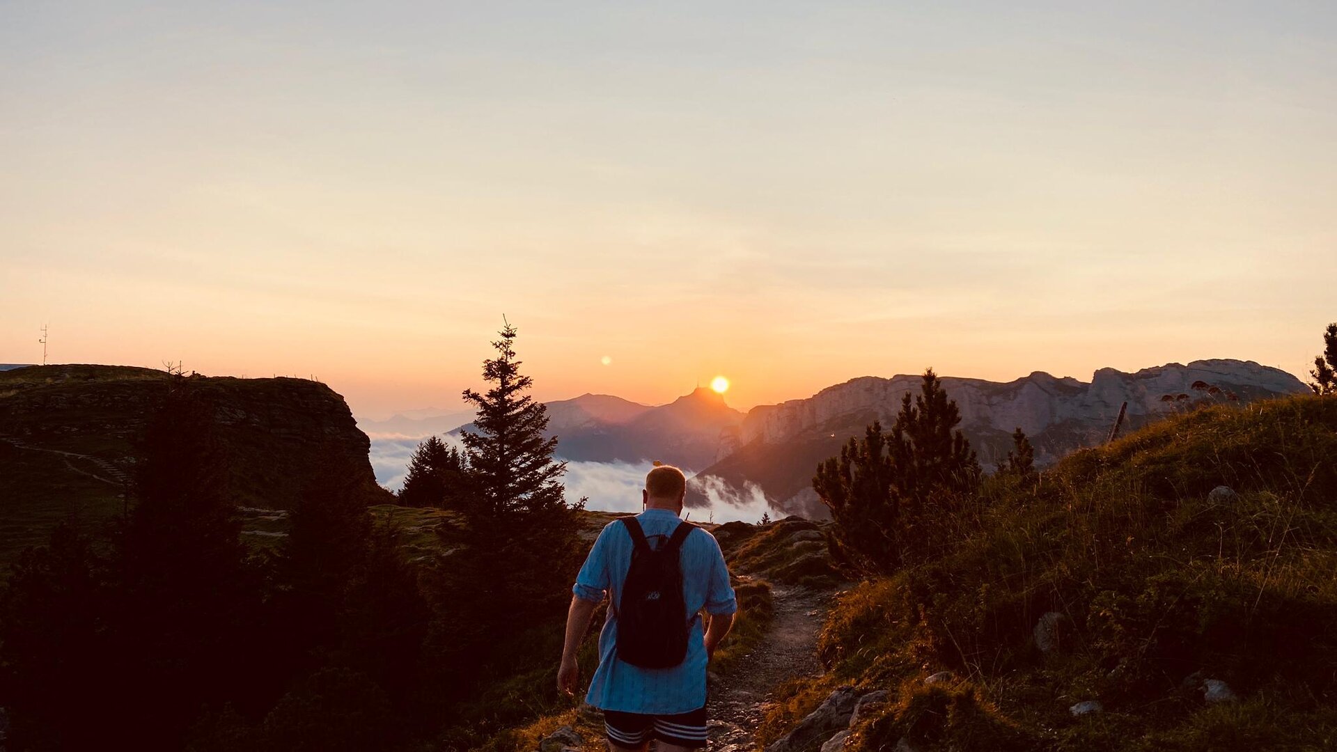 sags-Teammitglied beim Wandern mit Aussicht auf den Sonnenaufgang.