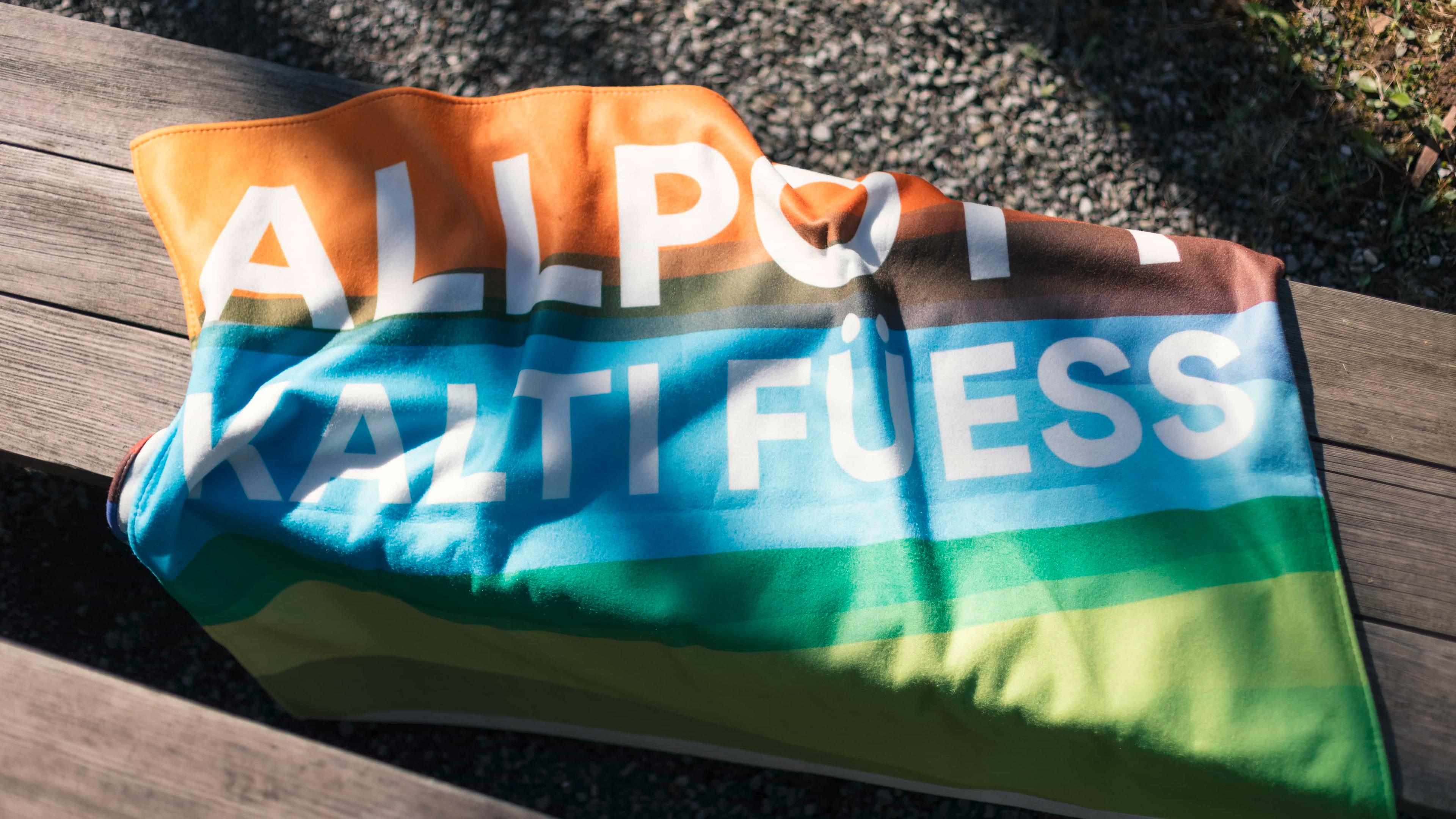 Farbige Animation mit Text ALLPOTT Mehr ÖV im Rheintal und wechselnden Hintergrundfarben.