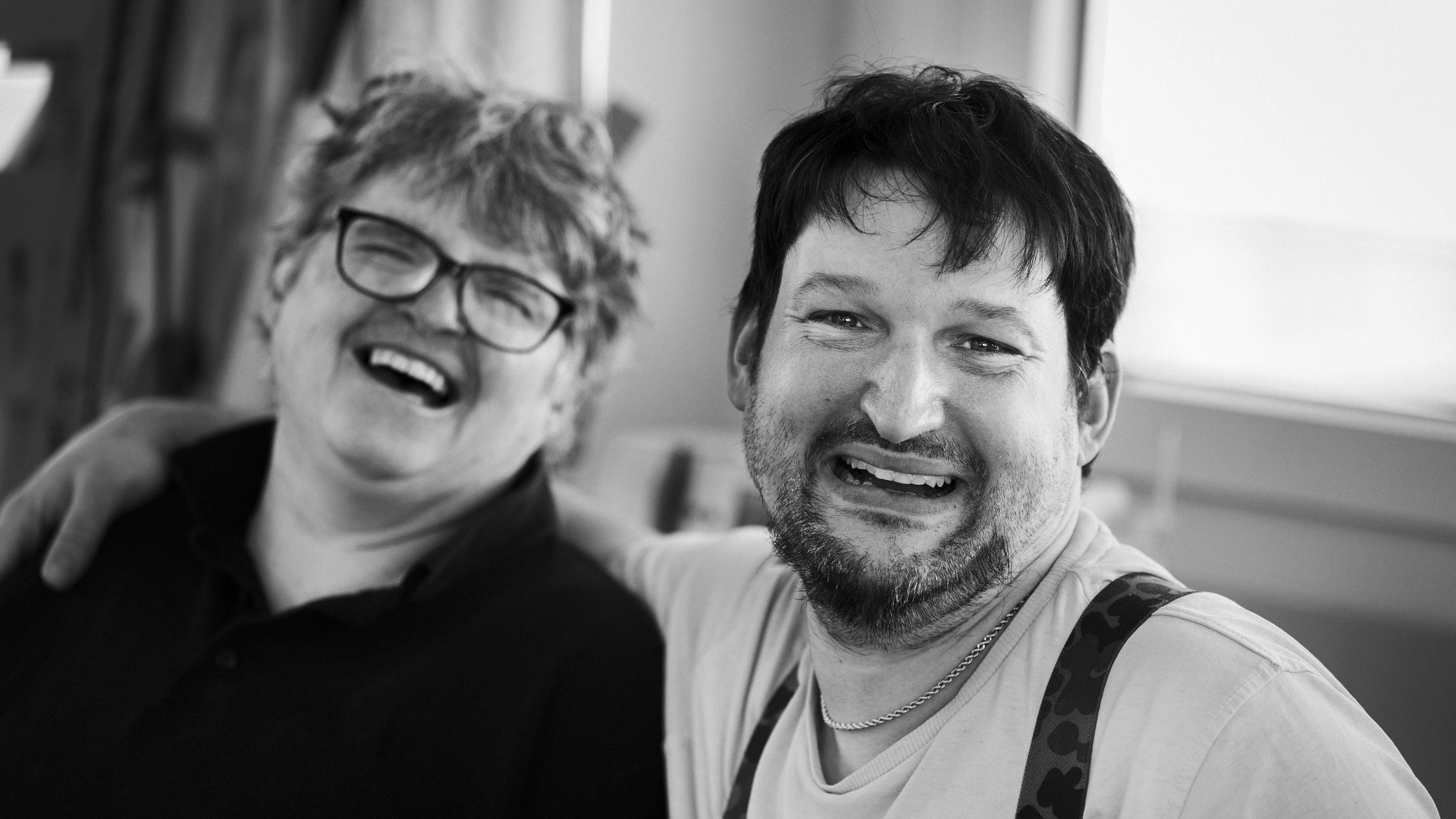 Animierte Kreise, Dreiecke und Quadrate fügen sich zu einem grossen bunten Muster zusammen.