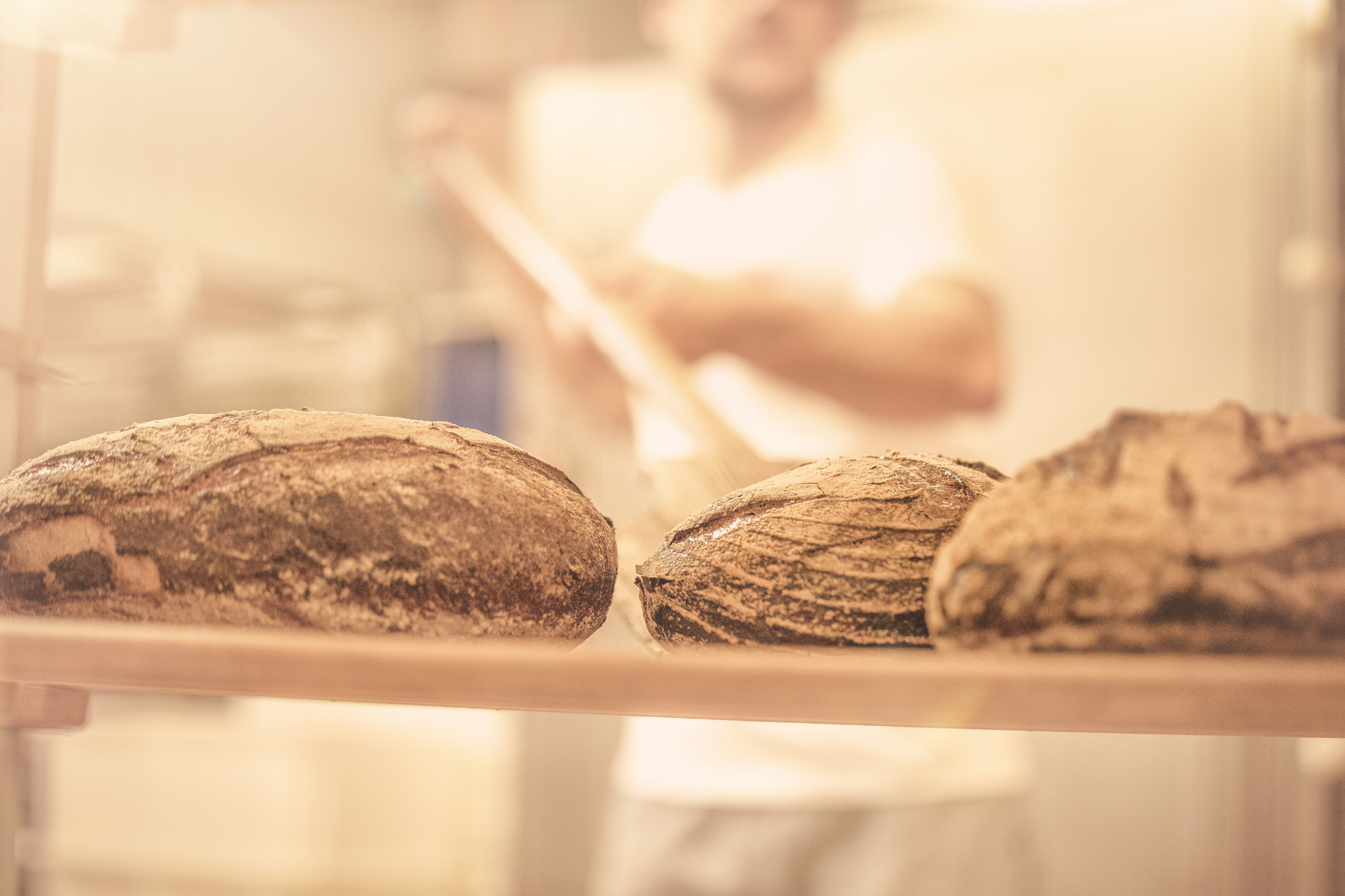 Animiertes Kuhn-Logo auf rotem Hintergrund, das sich nach und nach aufbaut.