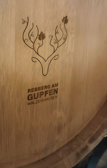 Logo Rebberg am Gupfen auf Holzfass.